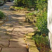 Naturstein beherrscht die Anlage